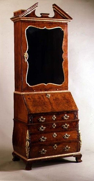 Bibliothèque bureau George I avec côtés bombés, c.1720 - English School